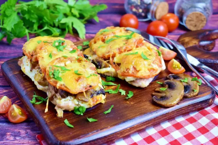 Куриная грудка с грибами сыром