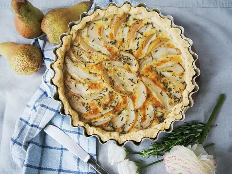 Пирог с сыром камамбер и грушей