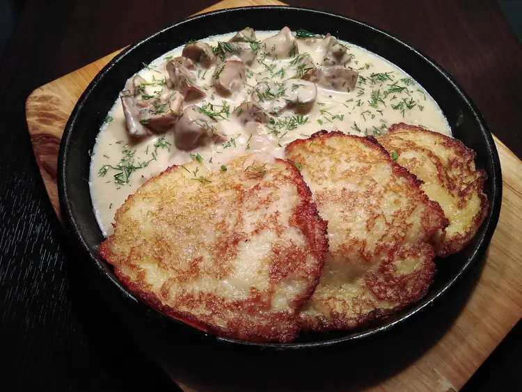 Драники с томленой говядиной и грибным соусом